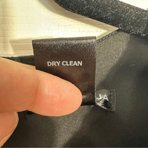 Aqua crop top, size M, white/black, scalloped hem, zip back, modern, minimalist - Picture 4 of 7